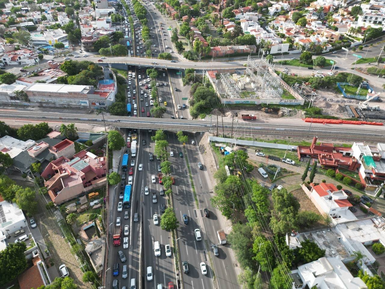 🗺️↪️🚗 Empiezan los trabajos de la obra Federal del Tren Méx-#Querétaro en Bernardo Quintana. Aquí te damos algunas opciones para evitar el tráfico en la zona.